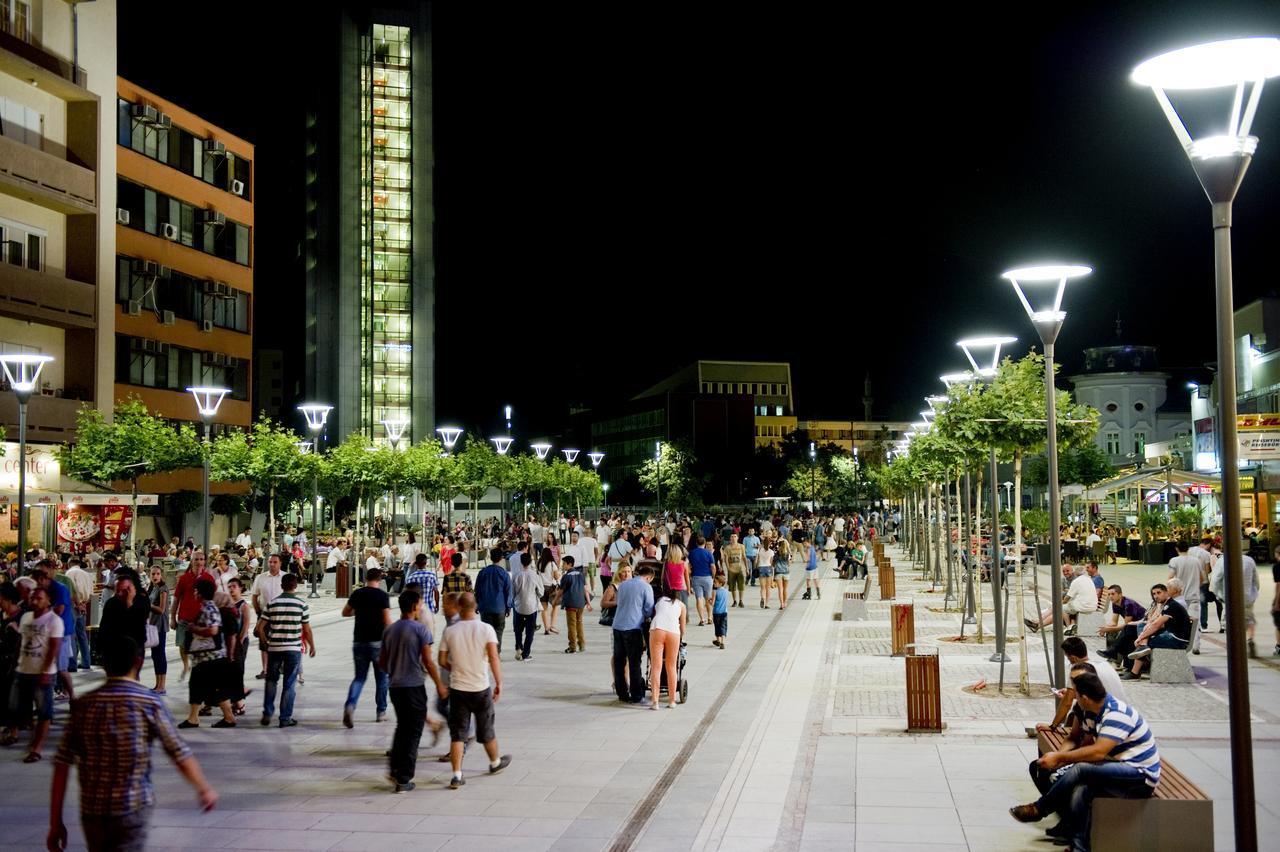 Boulevard Prishtina Enes Pristina Esterno foto